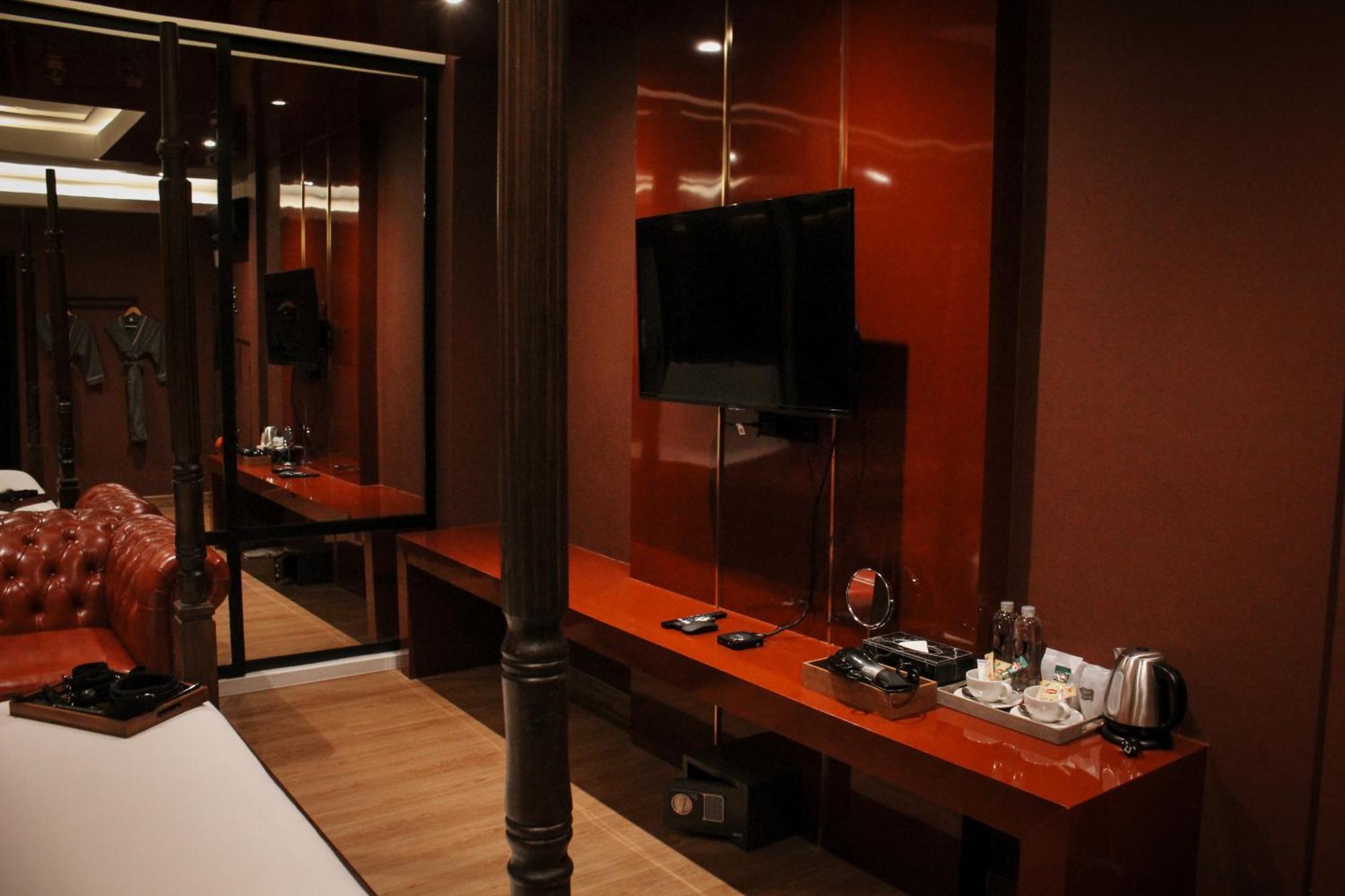 G Boutique Silom Hotel Bangkok Exterior photo